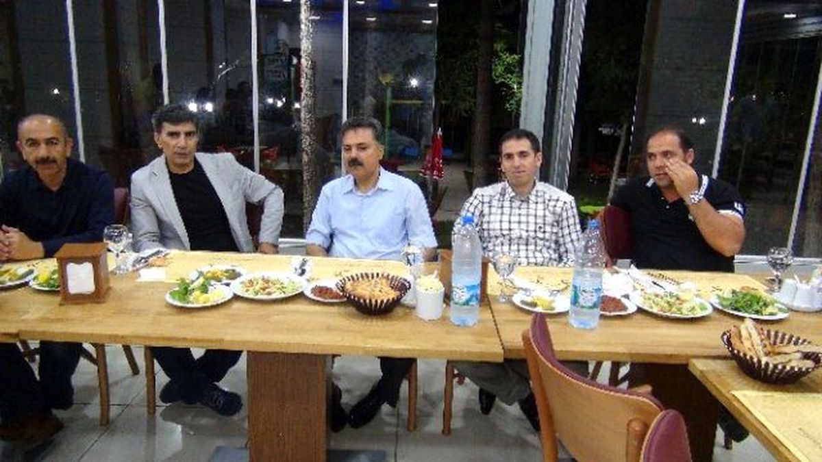 Turnuvada Şampiyon Olan Üretim Müdürlüğü Çalışanlarına Yemek