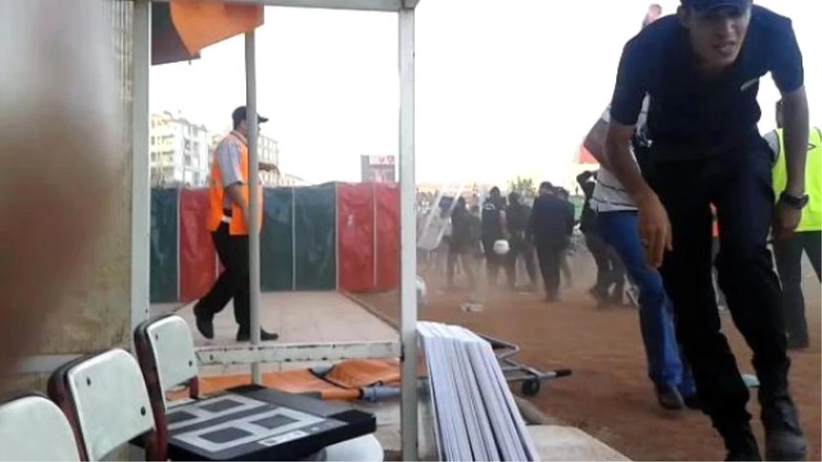 Yeni Diyarbakırspor Maçında Binlerce Taraftar Sahaya İndi Maç Yarıda Kaldı