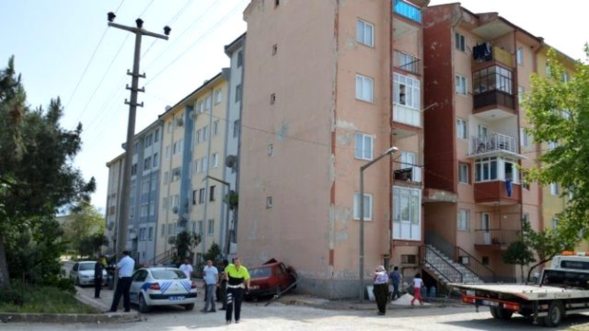 Yoldan Çıkan Otomobil Binayı Deldi