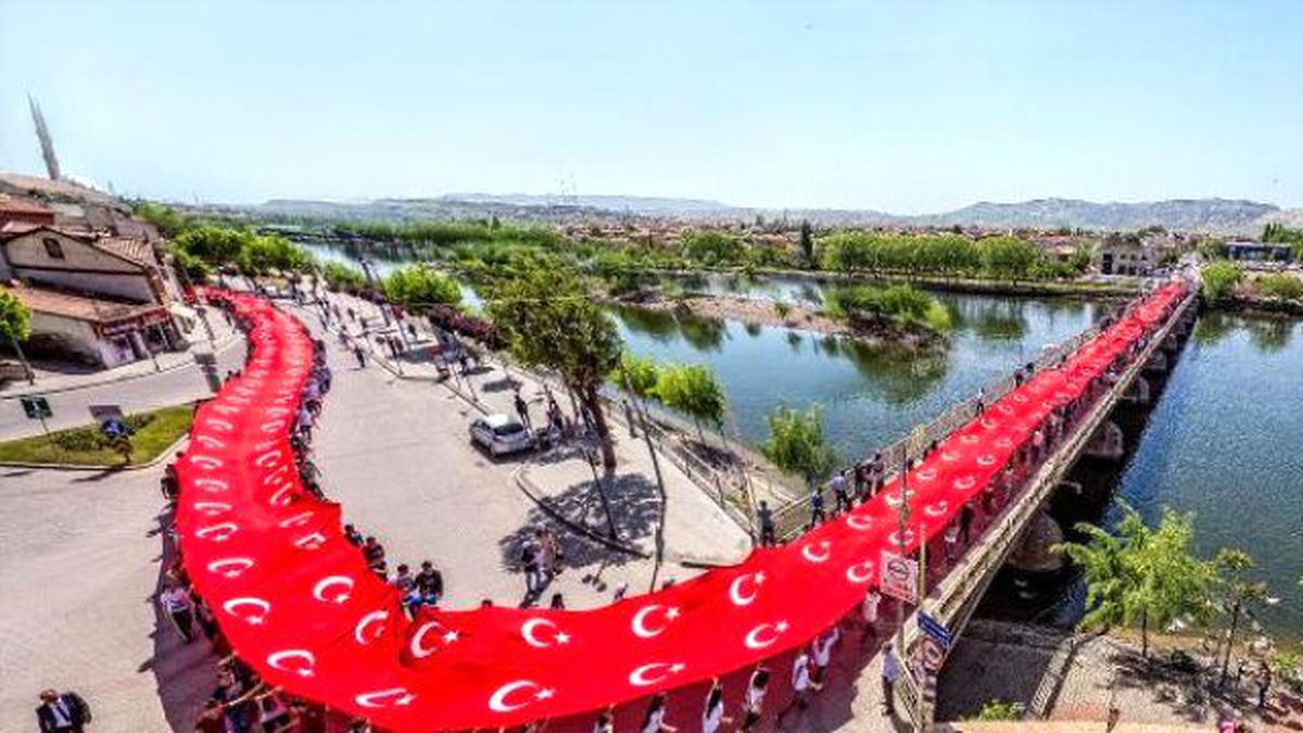 150 Metrelik Türk Bayrağıyla Kutlama