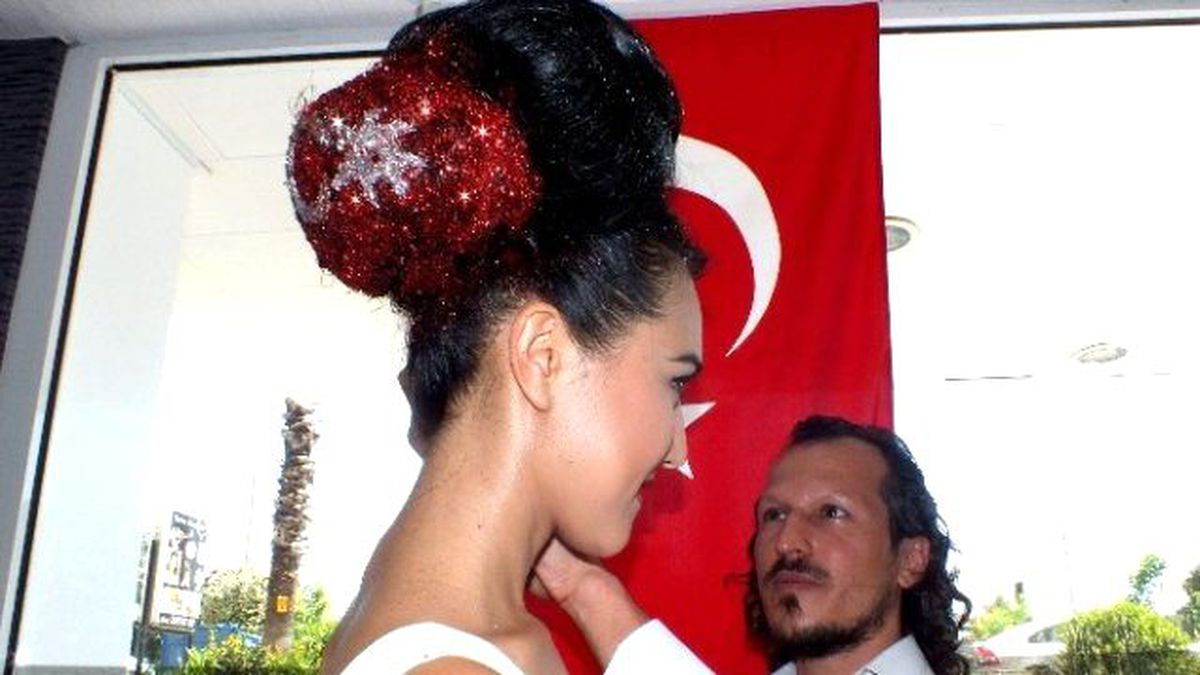 19 Mayıs\'a Özel Bayrak Saç Modeli Dikkat Çekti