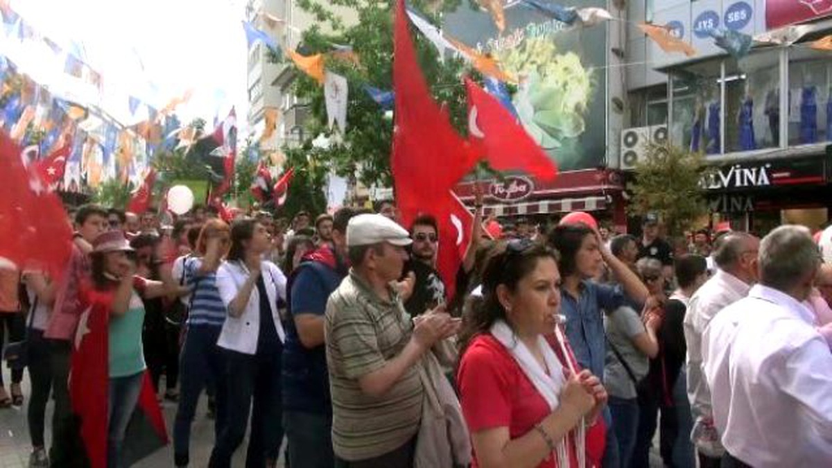 19 Mayıs Yürüyüşü Yapmak İsteyen Grupla Polis Arasında Gerginlik