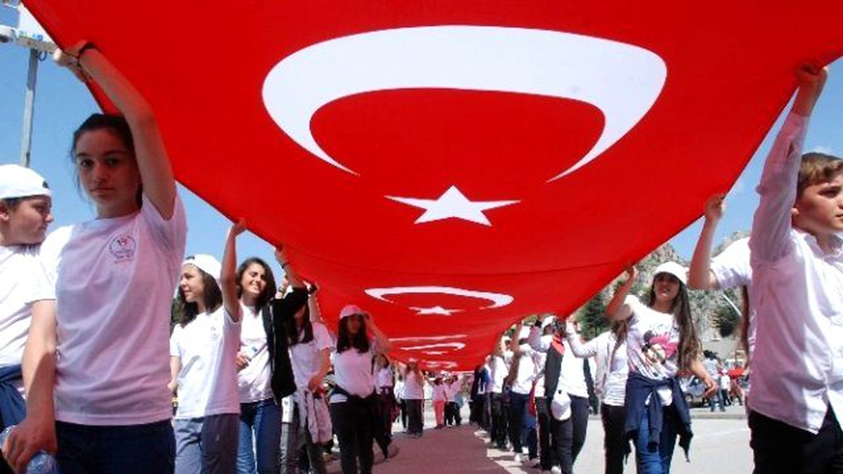 60 Metre Uzunluğundaki Türk Bayrağı ile Yürüdüler