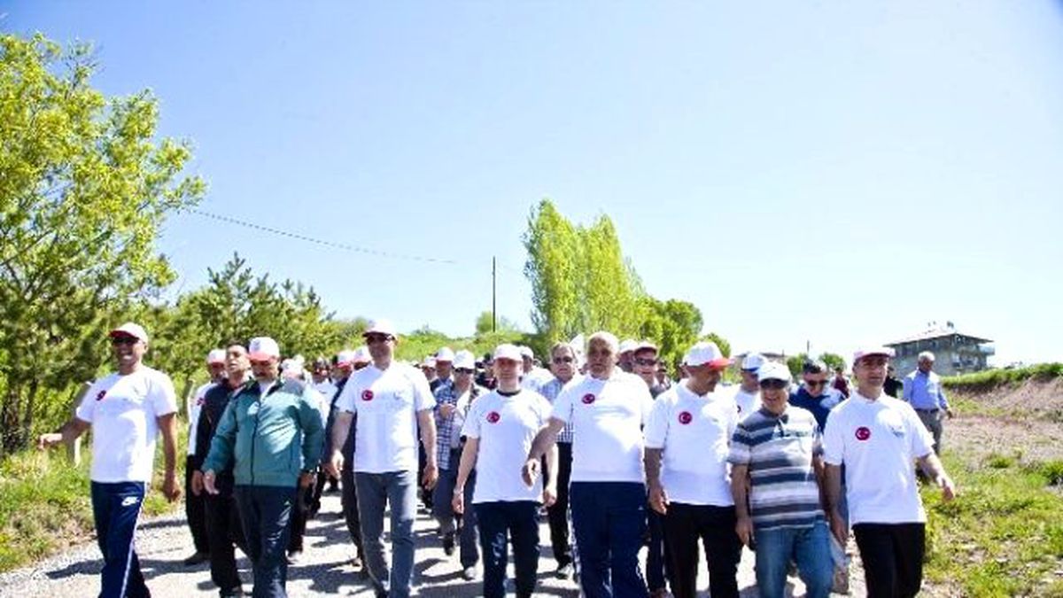 Ahlat\'ta Gençlik Yürüyüşü