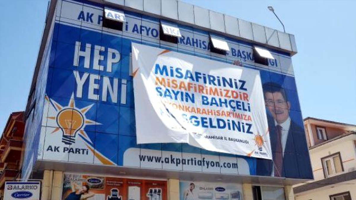 AK Parti\'den Bahçeli\'ye \'Hoş Geldin\' Pankartı