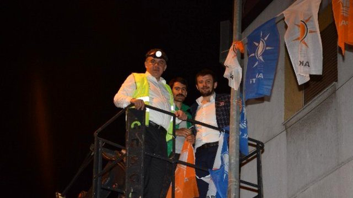 AK Parti İzmir İl Başkanı Delican Vinç Üzerine Çıkıp Bayrak Astı