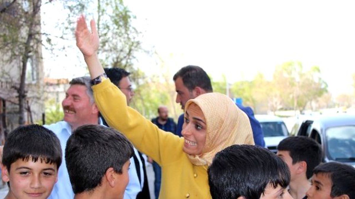 AK Parti\'nin Bayan Adayı Çocukluğunun Geçtiği Mahallede Seçim Çalışması Yaptı