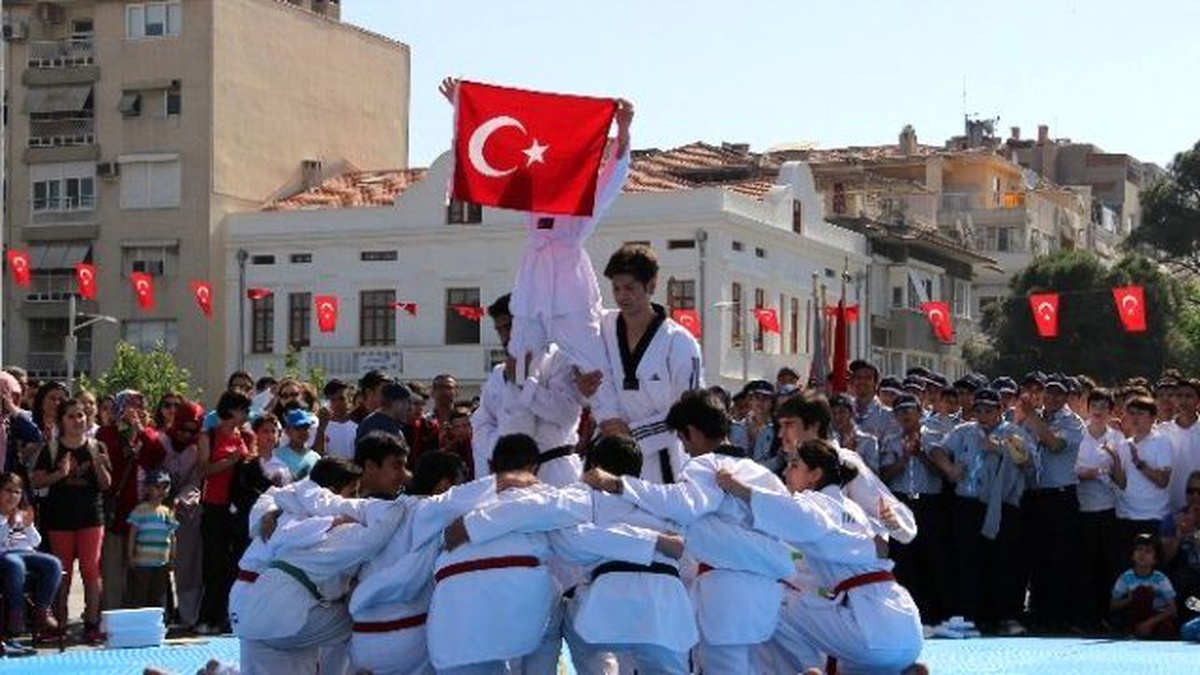 Ak Partili ve CHP\'li Vekil Karşılıklı Kolbastı Oynadı