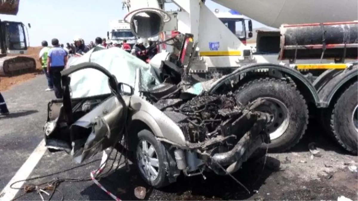 Aksaray'da Otomobil Beton Mikserine Çaptı: 3 Ölü, 1 Yaralı