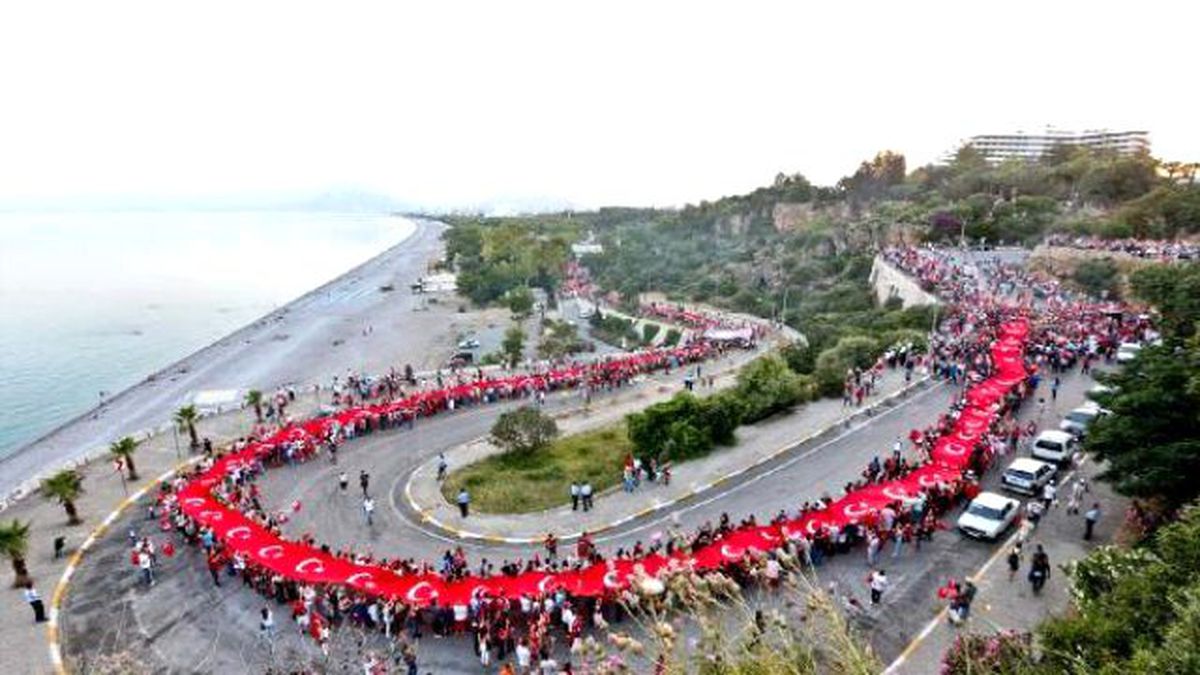 Antalya\'da 10 Binler Yürüdü