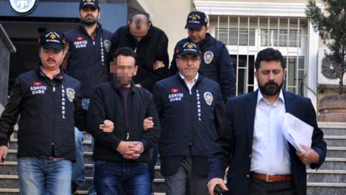 Eli Silahlı Şahıs, Aracına Tekme Atan Genci Öldürdü