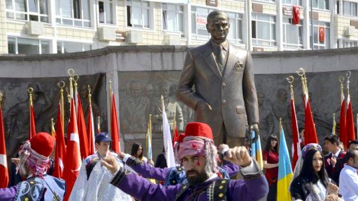 Ata\'nın Huzurunda 19 Mayıs\'a Özel Zeybek Pozu