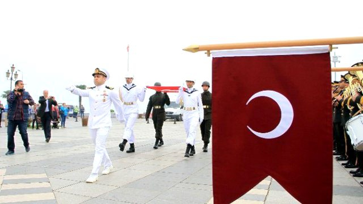 Atatürk\'ü Temsil Eden Bayrak Karaya Çıkarıldı