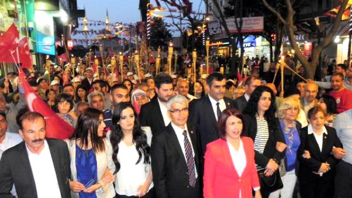 Avcılar\'da CHP ve MHP\'den 2 Ayrı Fener Alayı Yürüyüşü