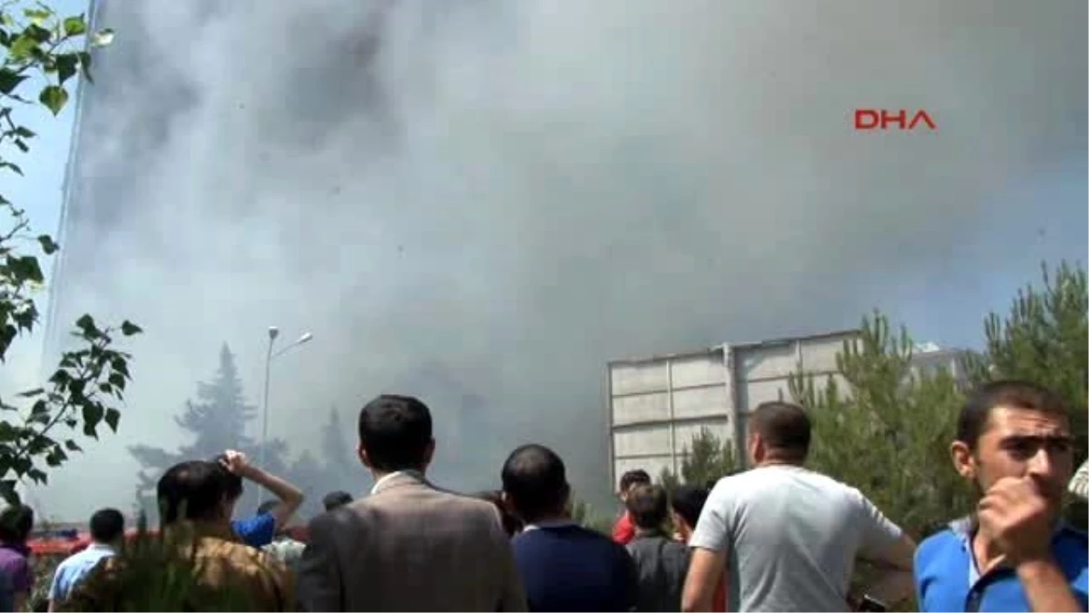 Azerbaycan\'daki Yangın Dehşeti... Binada Mahsur Kalan Kadın Böyle Yardım Bekledi....