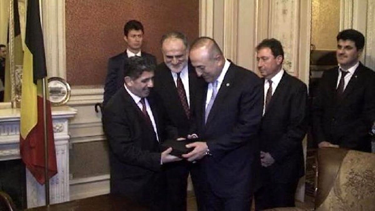 Bakan Çavuşoğlu Brüksel\'de Türk Esnafı Ziyaret Etti