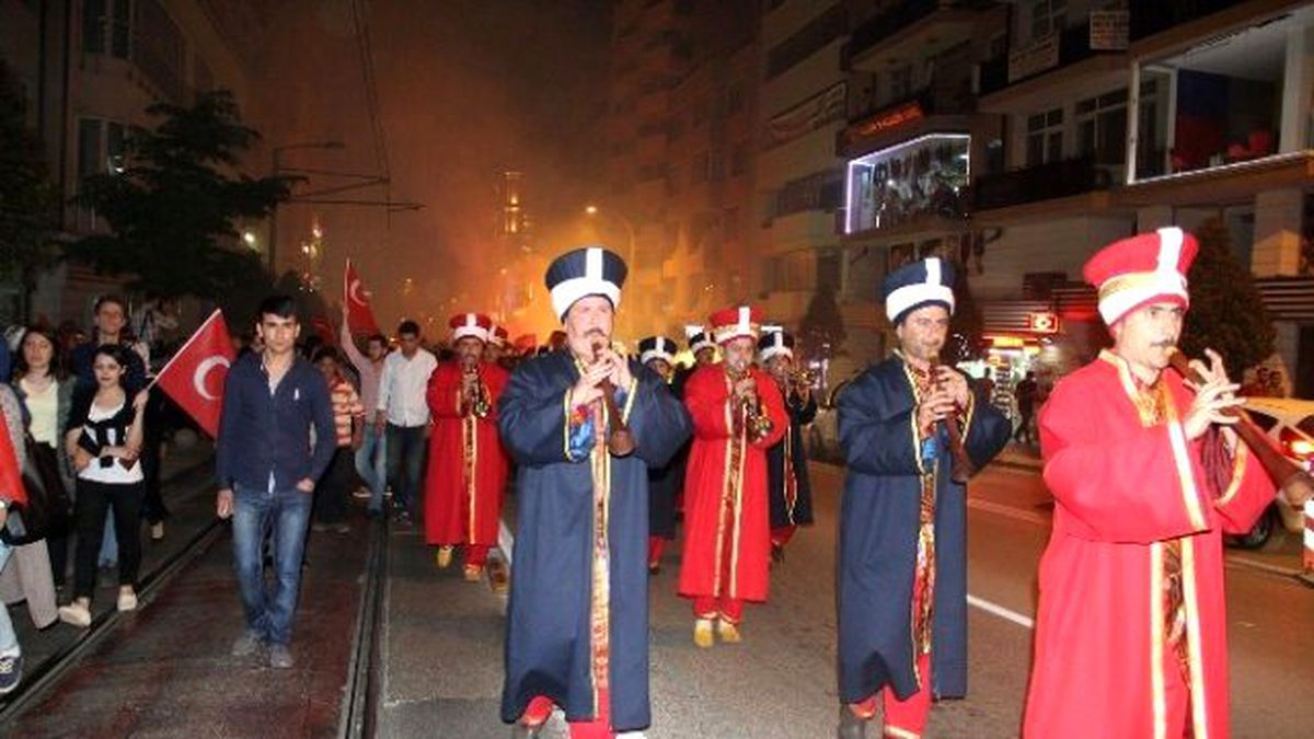 Bakan Müezzinoğlu, Meşaleli Gençlik Yürüyüşüne Katıldı