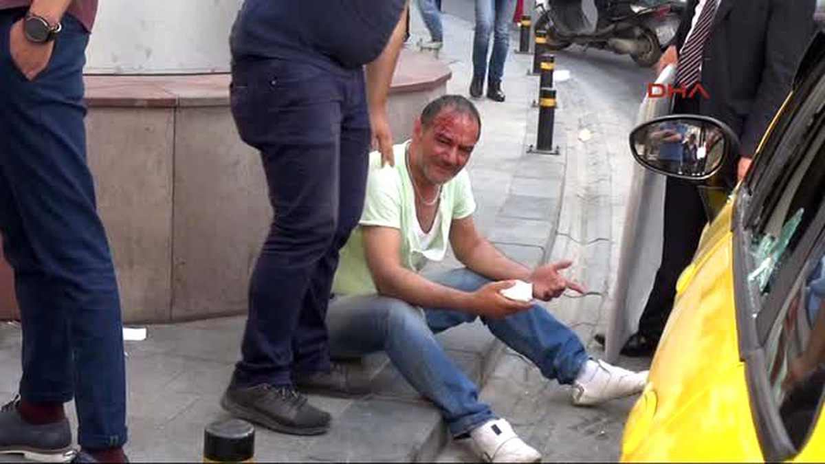 Beyoğlu\'nda Taksiciye Kıyasıya Dayak...