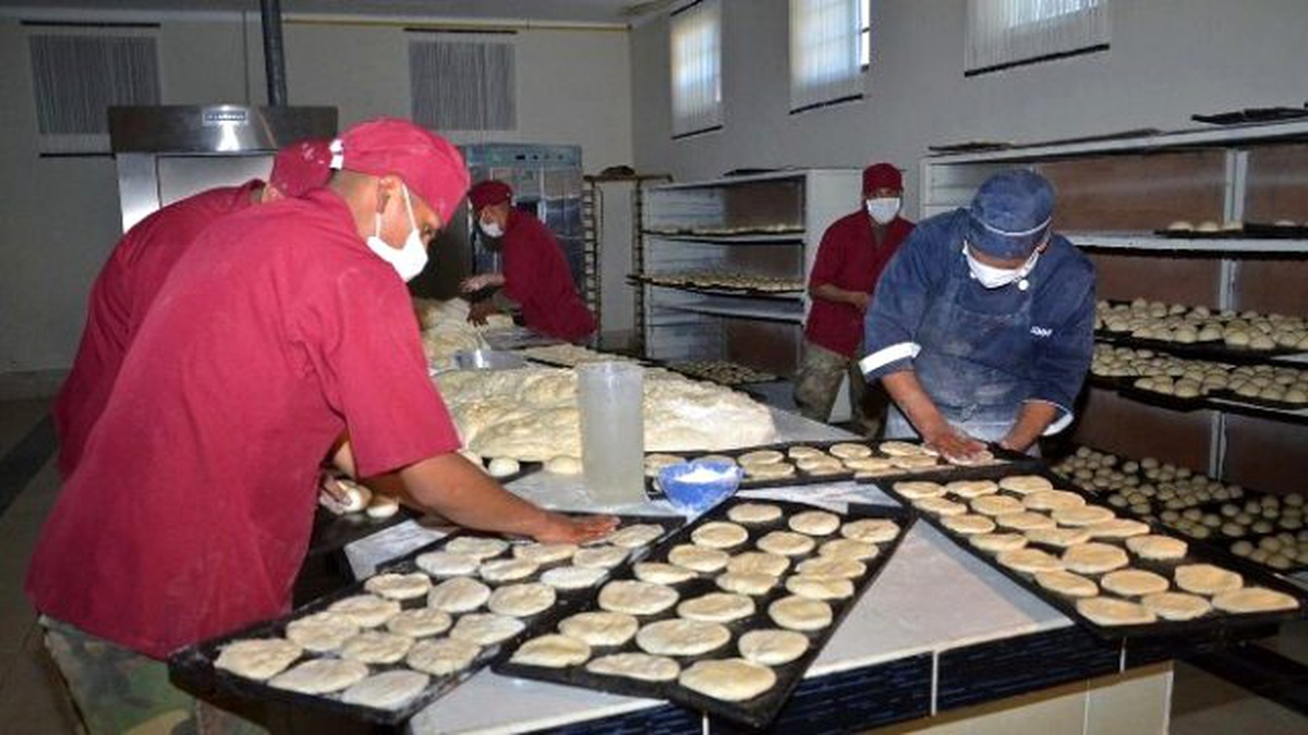 Bolivya\'da Askerler Fırında Ekmek Pişirdi