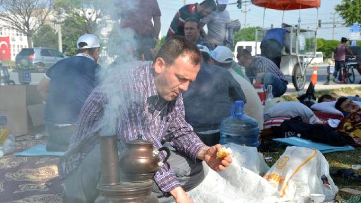 Görüşmeler Sonuçsuz Kaldı Bursa\'da Otomotiv İşçilerinin Eylemi Sürüyor