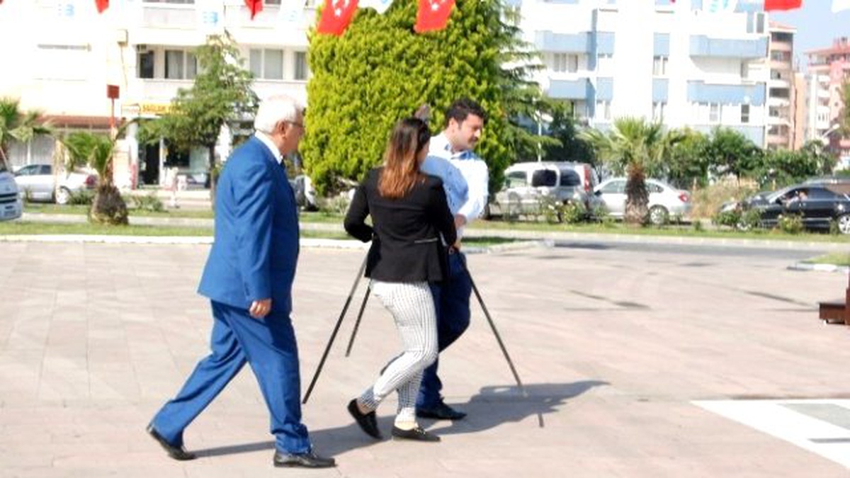 CHP Atatürk Anıtına Çelenk Sundu