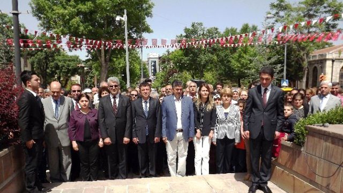 CHP\'den Atatürk Anıtı\'na Çelenk Sunumu