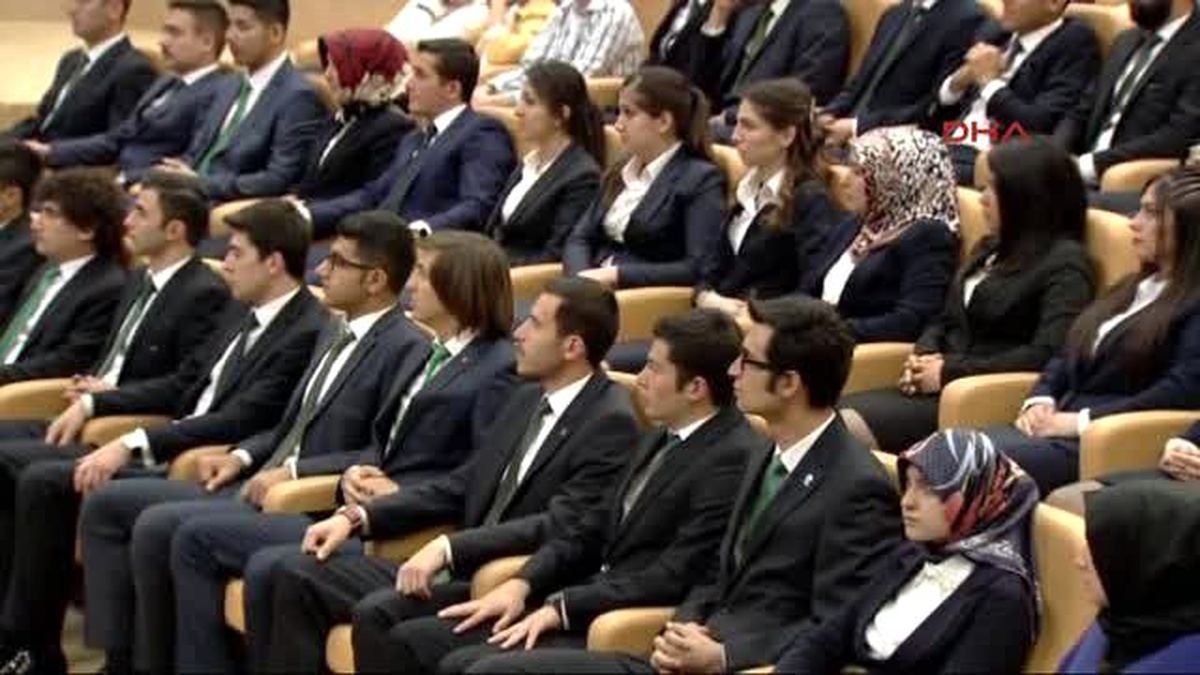 Cumhurbaşkanı Erdoğan, Cumhurbaşkanı Sarayı\'ndan Gençlerle Bir Araya Geldi 3