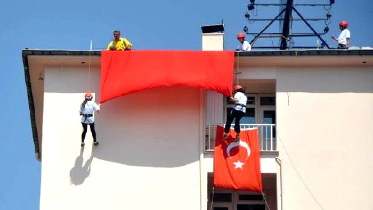 Dağcılar 10 Katlı Binaya Bayrak Asıp, Aşağı İndi