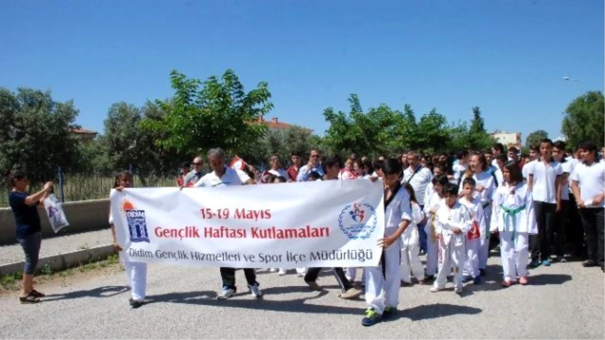 Didim\'de Gençlik 19 Mayıs İçin Yürüdü; Esnaf Odası Konvoy Düzenledi