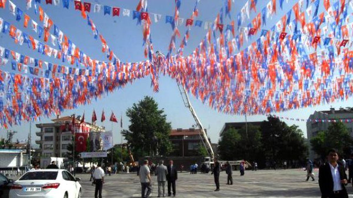 Düzce\'de 19 Mayıs Kutlamalarında AK Parti Protestosu