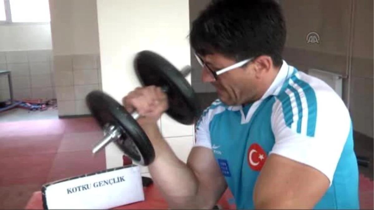 Erzurumlu Şampiyonun Bileği Bükülmüyor