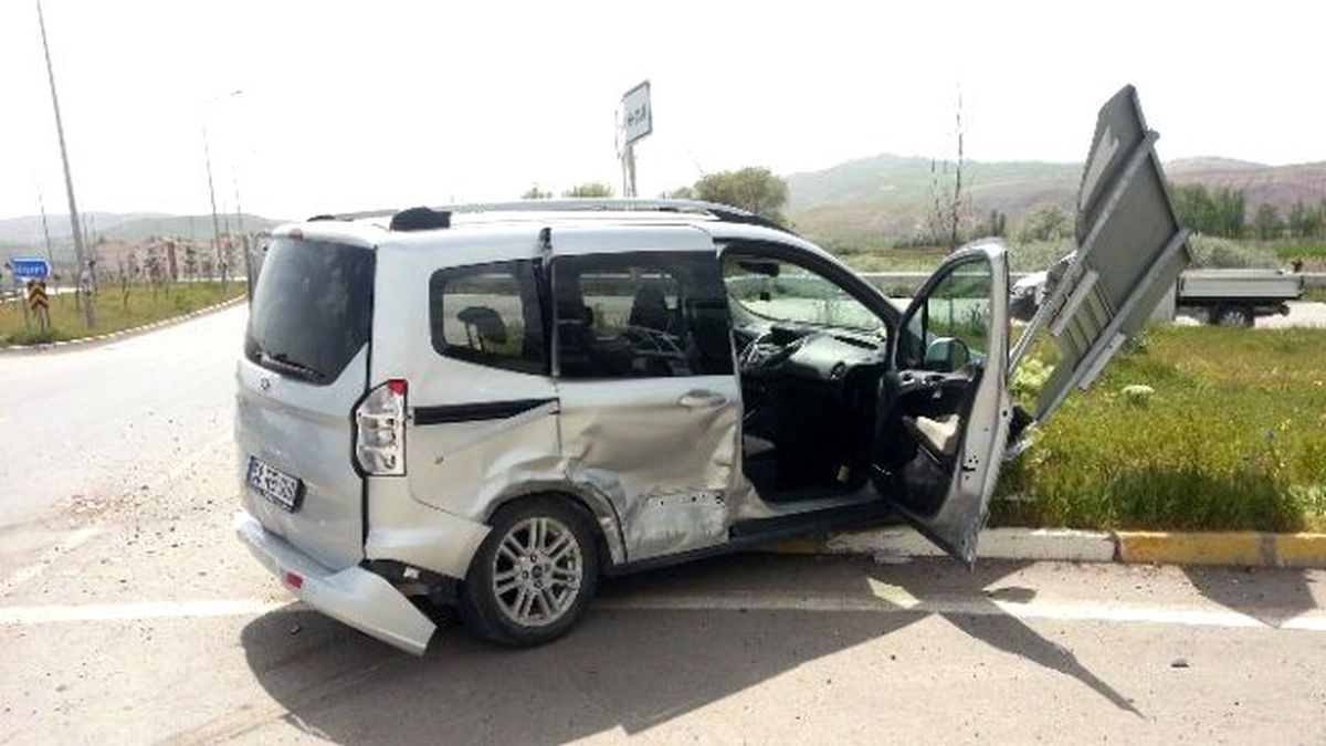 Gemerek\'te Trafik Kazası: 7 Yaralı