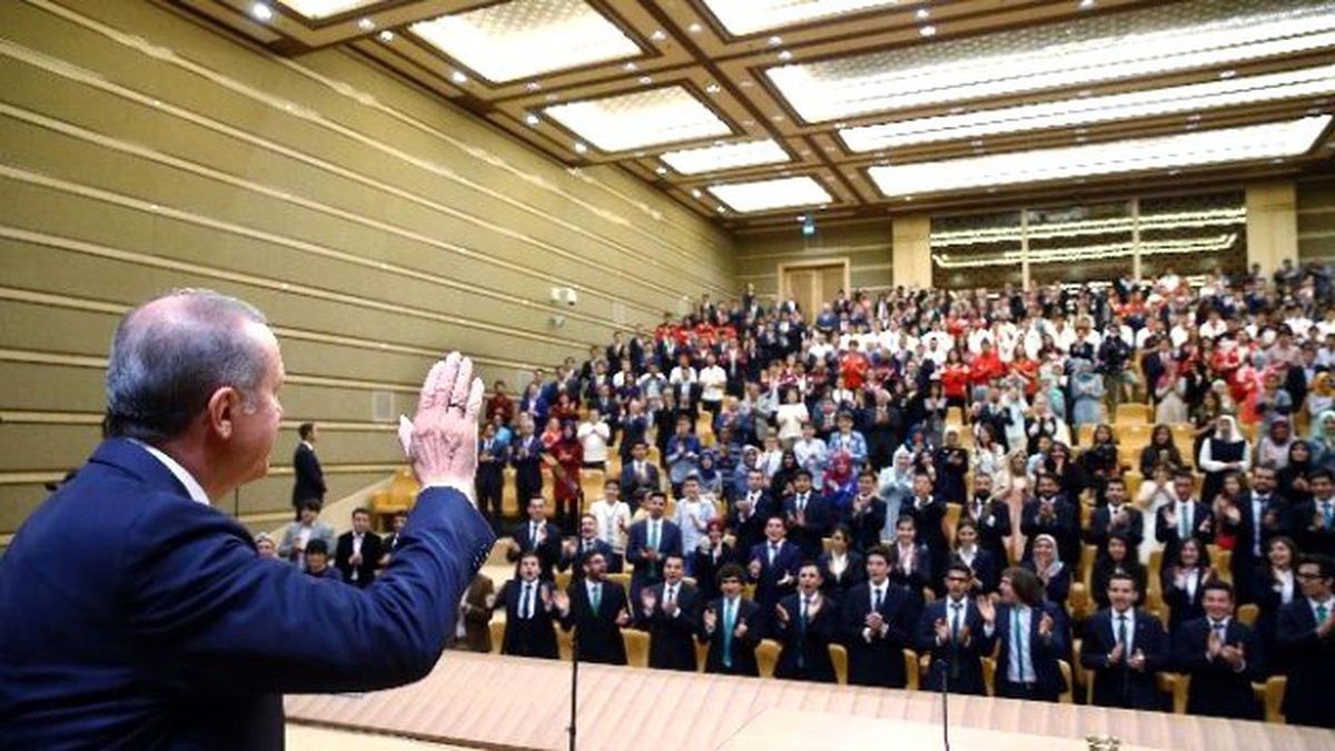 Gençler Cumhurbaşkanlığı Sarayı\'nda