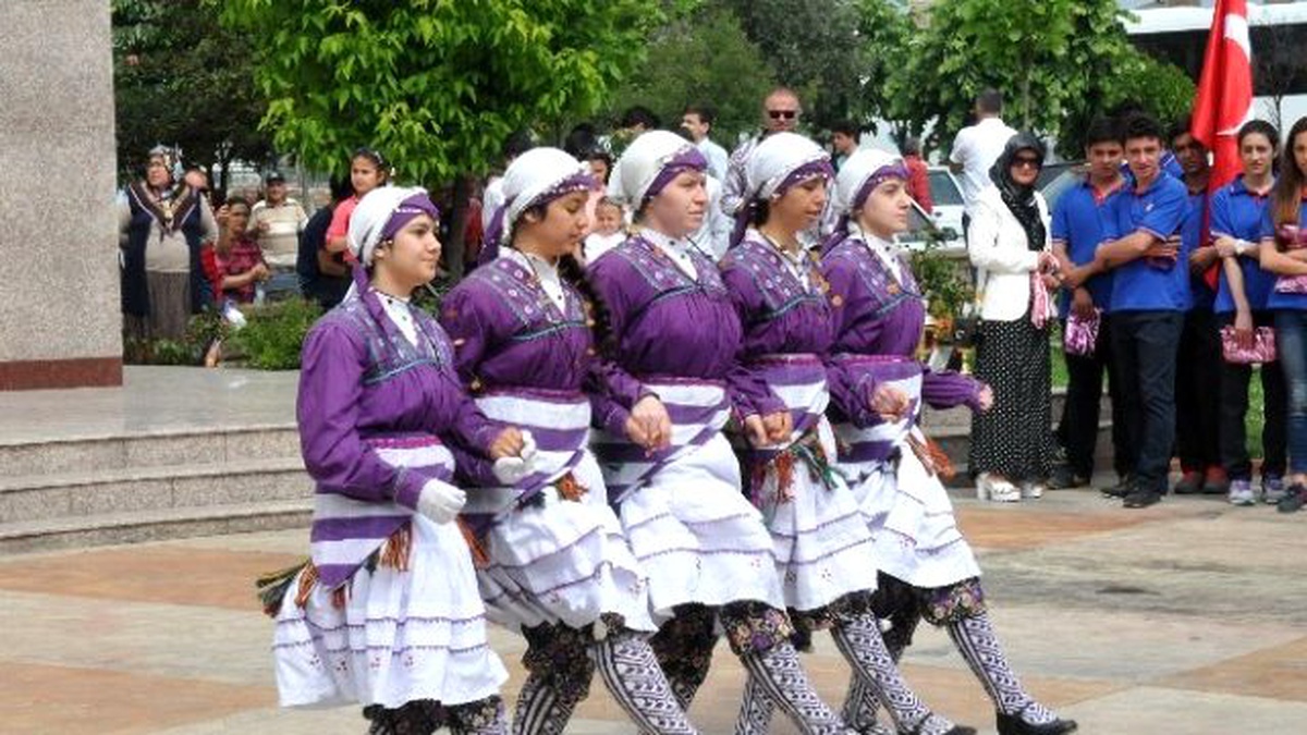 Gençlik ve Spor Bayramı Çelenk Koyma Töreniyle Başladı