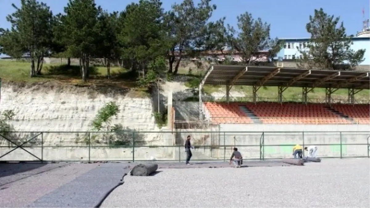 Gördes Şehir Stadyumu\'nun Çim Kaplamaları Başladı