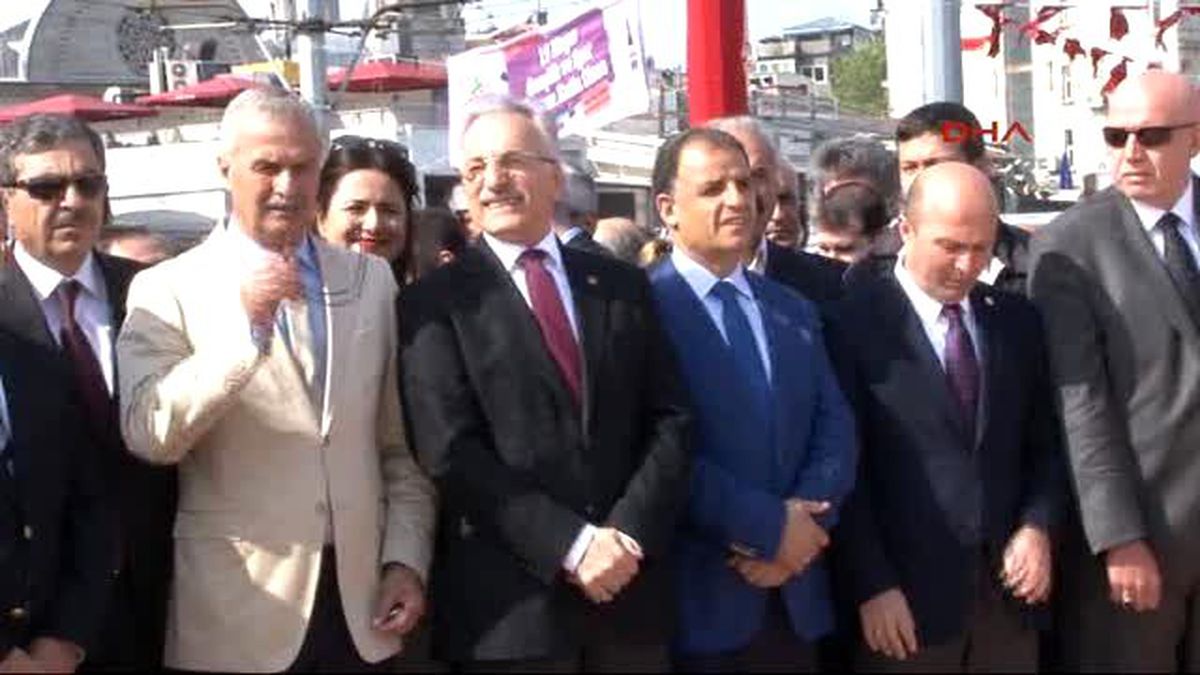 Gürsel Tekin\'den Vali ve Belediye Başkanına Tören Eleştirisi