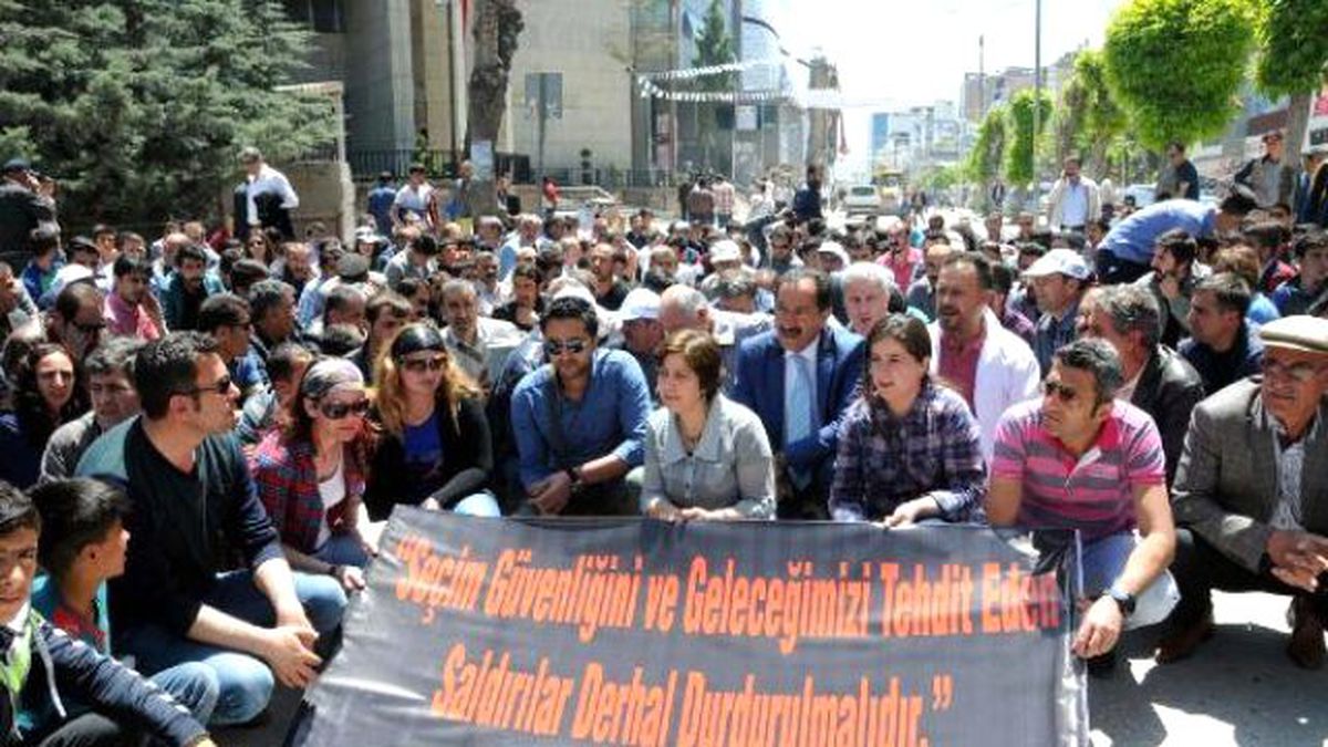 Hdp\'ye Yapılan Saldırı Van\'da Protesto Edildi