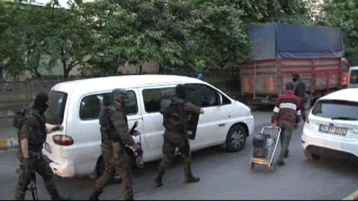 İstanbul\'da Şafak Operasyonu: 52 Gözaltı