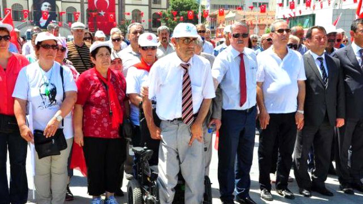 İstiklal Marşı\'nı Destek Alarak Ayakta Okudu