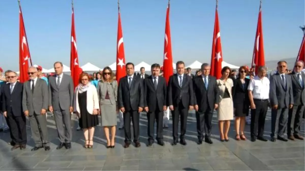 İzmir'de 19 Mayıs Gençlik ve Spor Bayramı Coşkuyla Kutladı