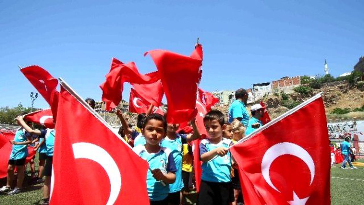 İzmir\'de Onlarca Genç Bir Ağızdan Gençliğe Hitabeyi Okudu