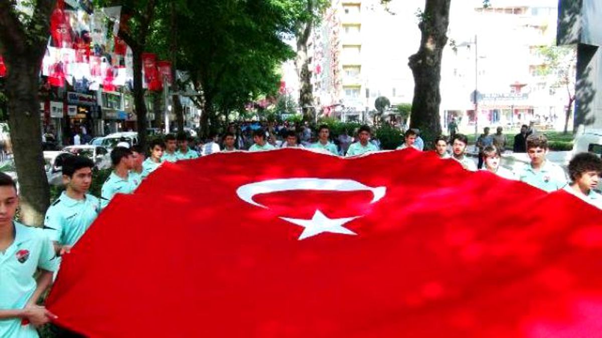 İzmit\'te 19 Mayıs Yürüyüşü