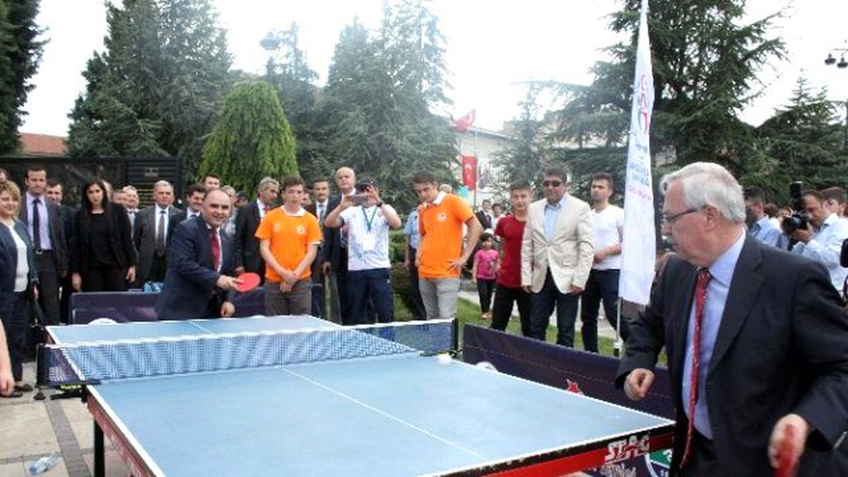 Kastamonu\'da Protokol, Öğrencilerle Voleybol Oynadı