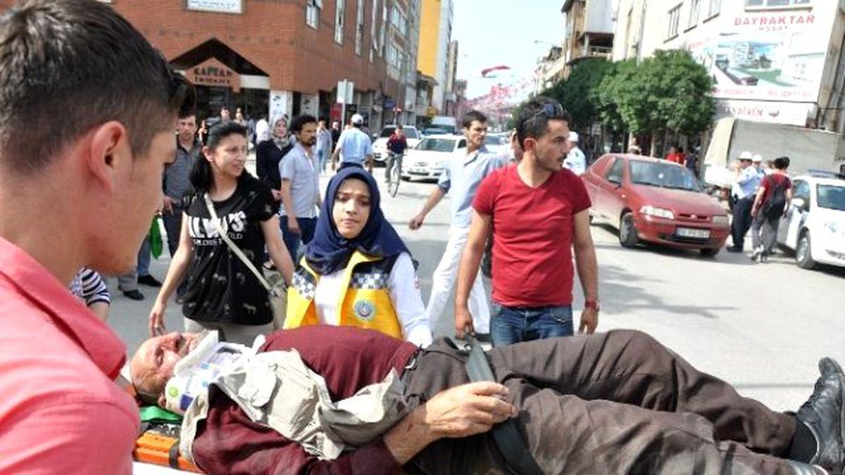 Kazada Yaralanan Yaşlı Adama İlk Müdahaleyi Tesadüfen Oradan Geçen Hemşire Yaptı