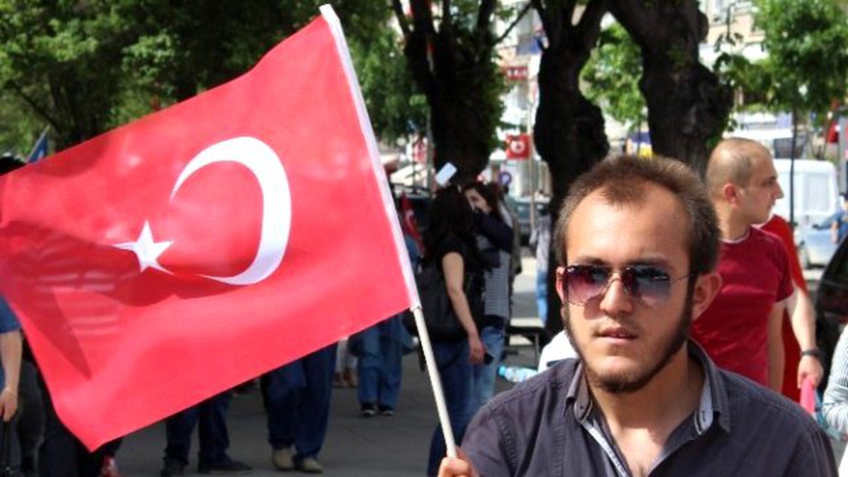 Kırşehir\'de Bayrağa Saygı Yürüyüşleri