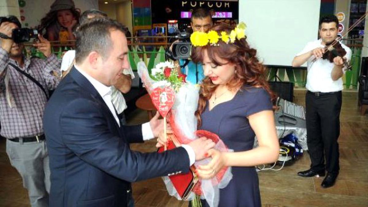 Kız Arkadaşına Avm\'de Sürpriz Evlenme Teklifinde Bulundu