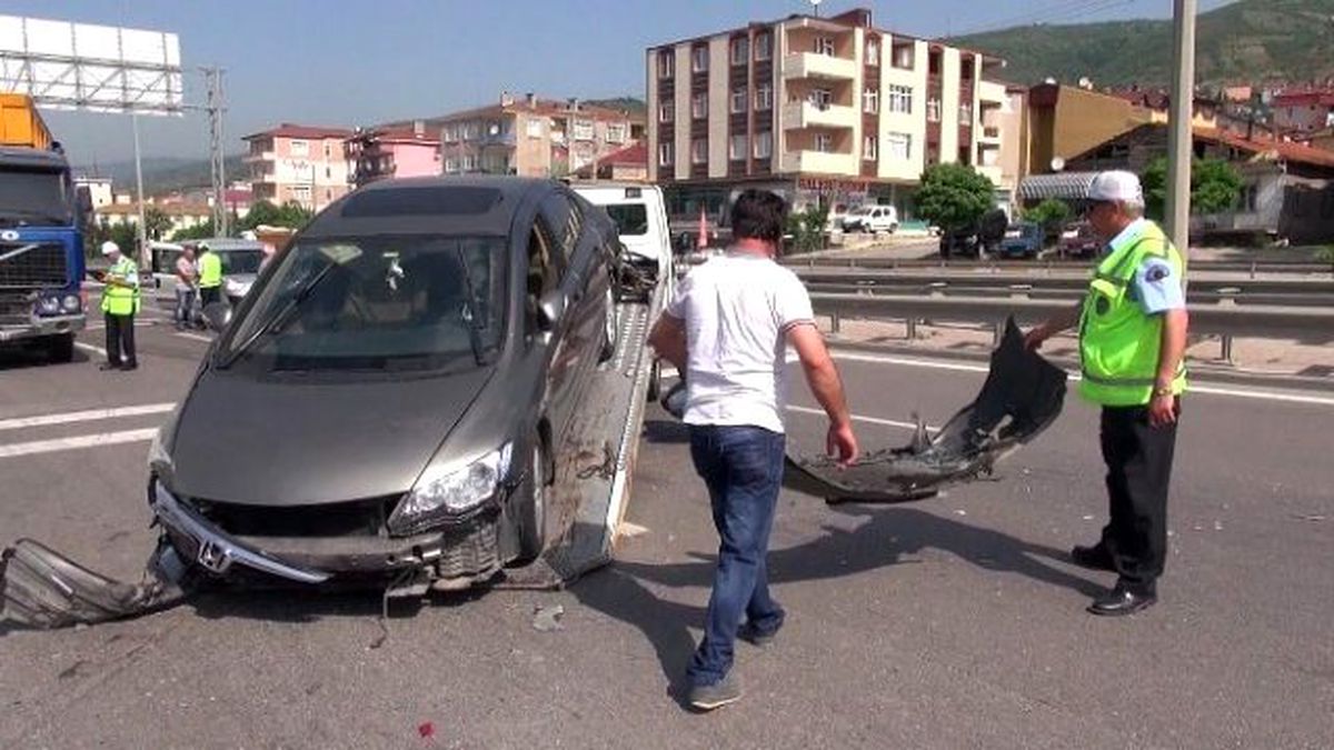 Kocaeli\'de Trafik Kazası: 2 Yaralı