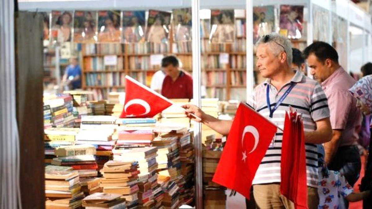 Kocaeli Kitap Fuarı Kırmızı Beyaza Boyandı