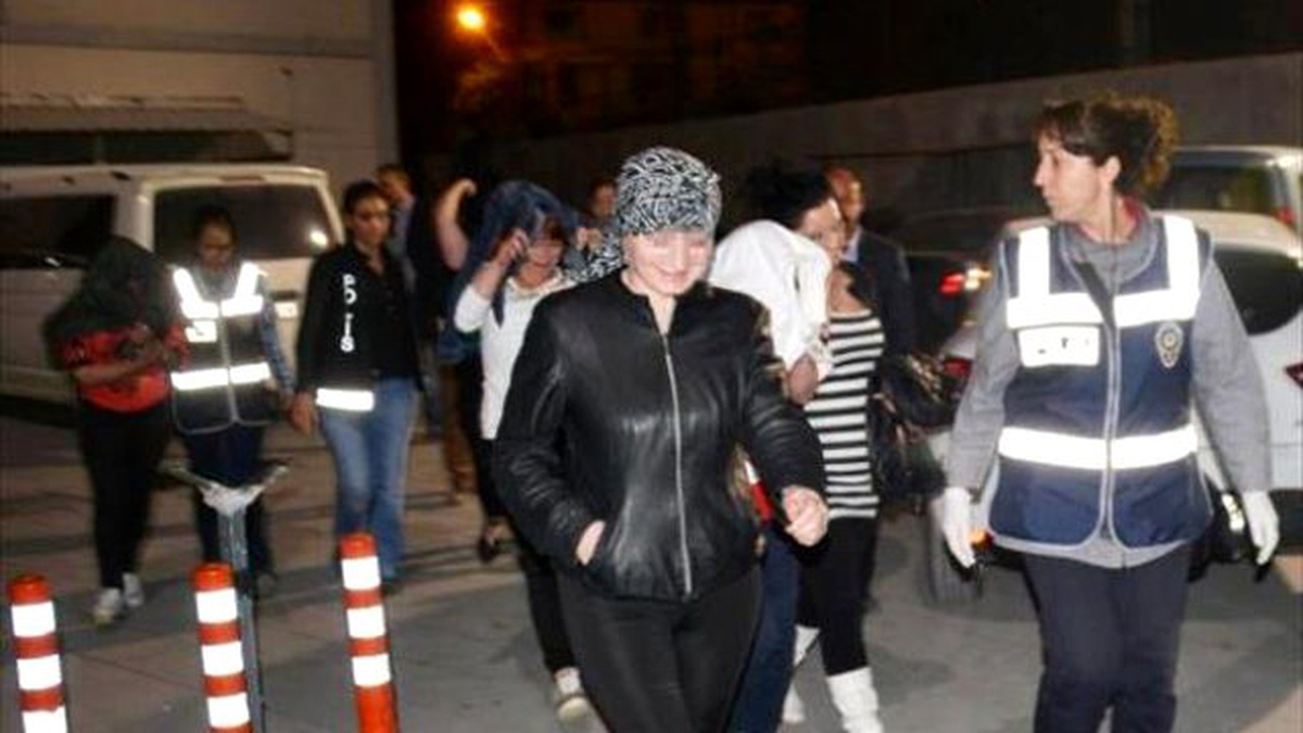 Konya\'da Tarlada VİP Minibüste Fuhşa 8 Gözaltı