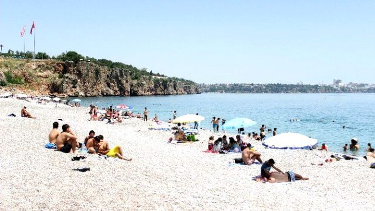 Konyaaltı Sahili\'ne 19 Mayıs Akını
